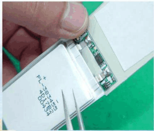 避免用鑷子之類的利器接觸電芯表面，防止刺破電芯包裝而造成漏液。