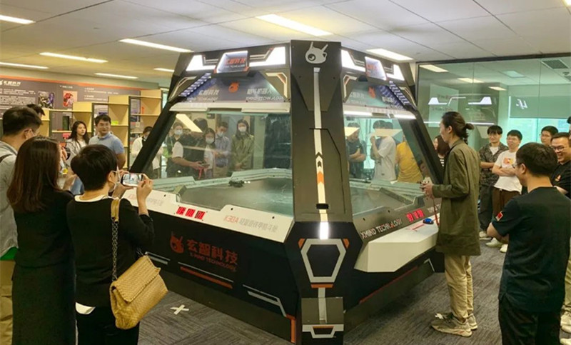 玄智科技同事在新辦公場所，展示了輕量級格斗機(jī)器人表演