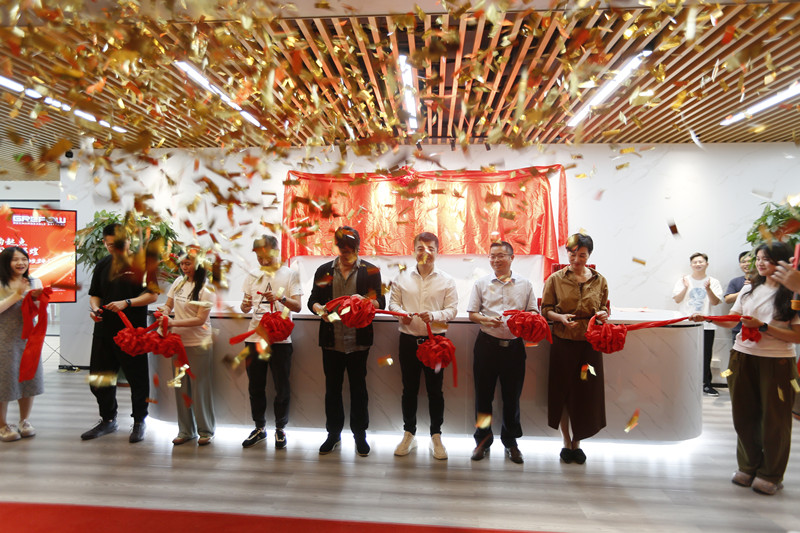 格瑞普電池領(lǐng)導剪彩 格瑞普電池領(lǐng)導剪彩