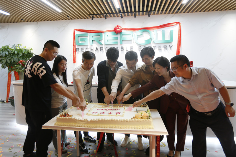 格瑞普公司領(lǐng)導切喬遷蛋糕 格瑞普公司領(lǐng)導切喬遷蛋糕