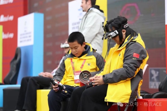 左張丹維、右羅一萌