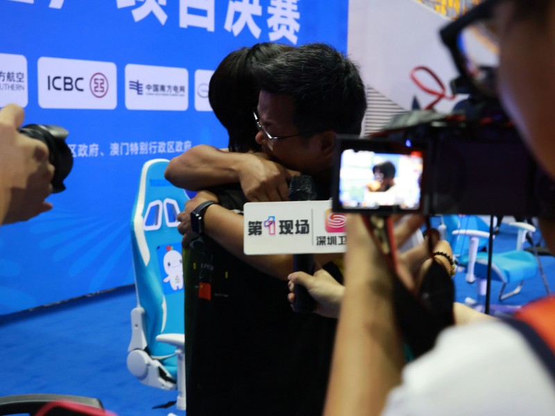 小白奪冠，師傅黃教練忍不住淚灑現(xiàn)場